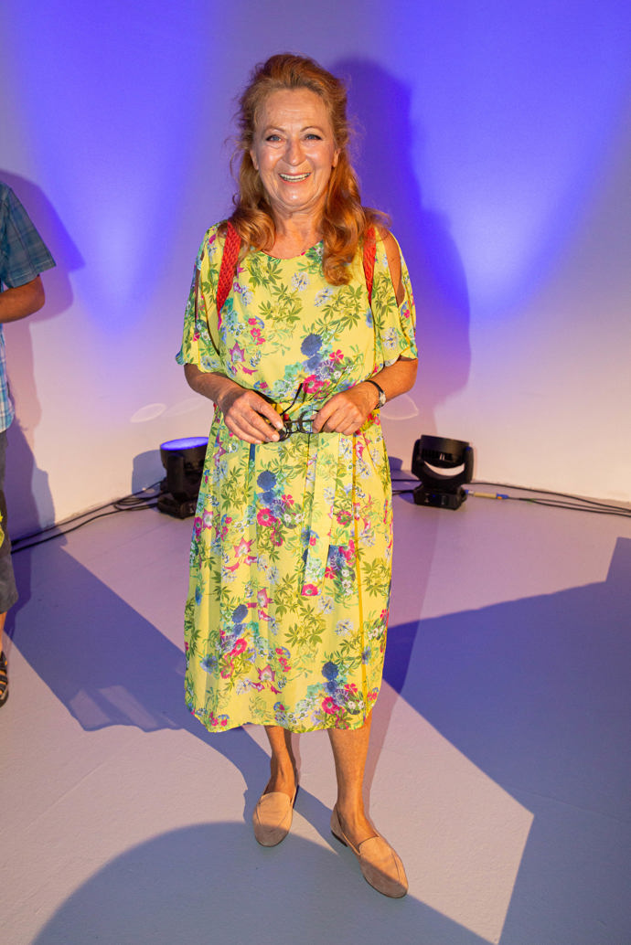 Herečka to moc dobře ví a šaty uzemnila béžovými mokasíny, které jsou skvělou investicí a jen tak z módy rozhodně nevyjdou.