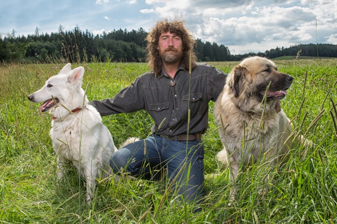 Rudolf Desenský se momentálně stará o dvě vlčice.