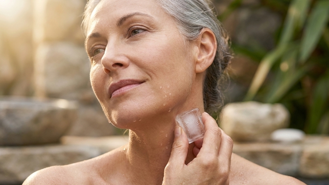 Sbohem povadlý krk a dekolt: Tento třicetivteřinový trik s ledem vypne pleť lépe než plastika