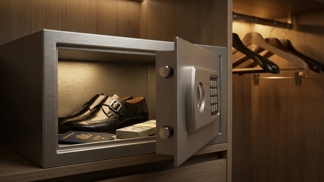 Geniální trik letušek: Dejte do hotelového trezoru jednu botu a už nikdy tam nezapomenete pas ani peníze