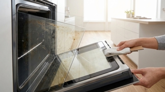 Konec rozebírání dvířek u trouby: Profesionální uklízečka mi ukázala trik, se kterým vyčistíte sklo za pár minut bez šroubováku