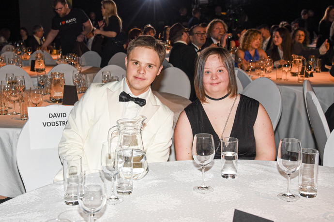 Majda může být na svého partnera právem hrdá. David je zkrátka filmová hvězda a ve společnosti jako doma. 