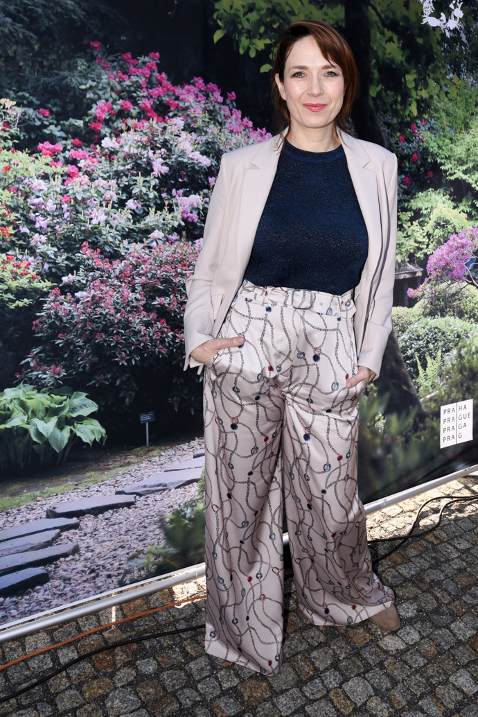 Středobodem celého looku byly široké kalhoty s neokoukaným řetízkovým motivem, které působily zajímavě a elegantně, ale zároveň Tereze Kostkové nabídly potřebný komfort.