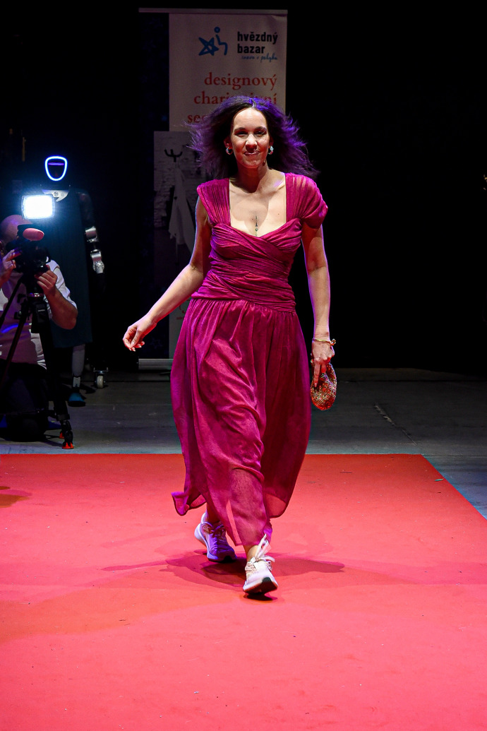 Také herečka Michaela Tomešová se po mole prošla v různých modelech. Nejprve to byl tento model..