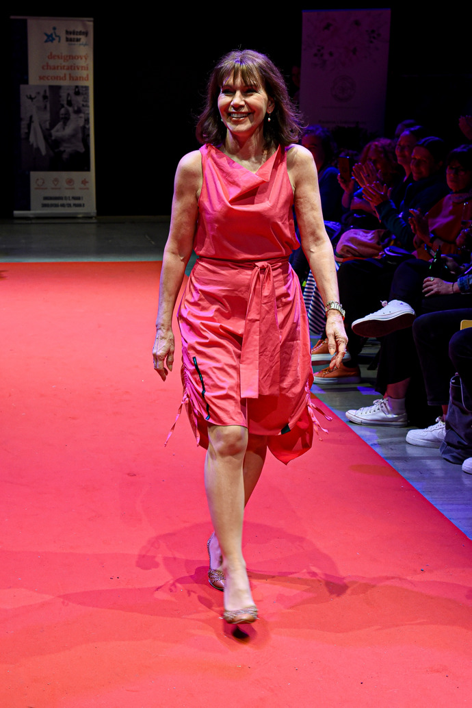 Charitativní přehlídky v rámci akce Každá jsme krásná se v roli modelek zúčastnila řada slavných českých žen. Nechyběla mezi nimi například Michaela Dolinová...