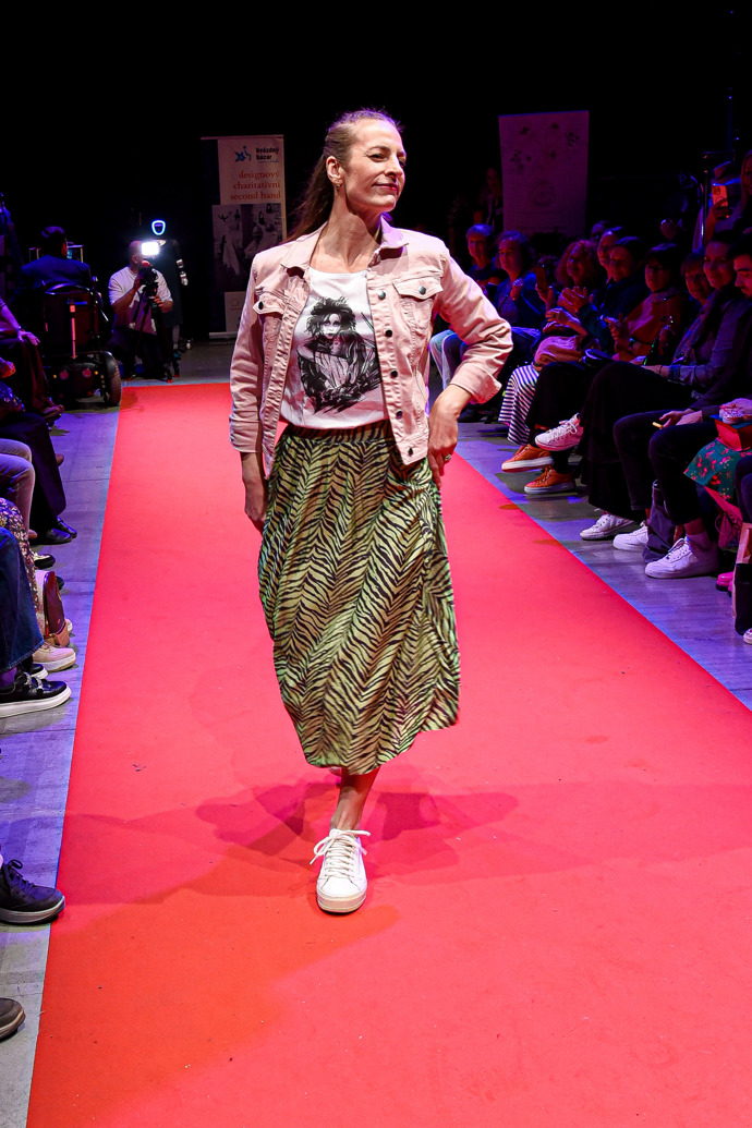 Módní různorodost předvedla také Anna Polívková. Oblékla trendy růžovou džínovou bundu se vzorovanou sukní...