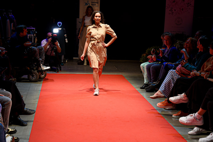 ...a pohodlné, ale stále sofistikované košilové šaty, které sluší všem postavám.