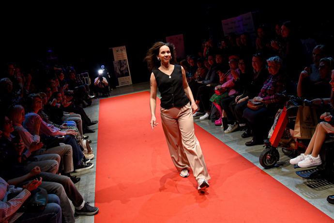 ...a pak i kalhoty s vestou...