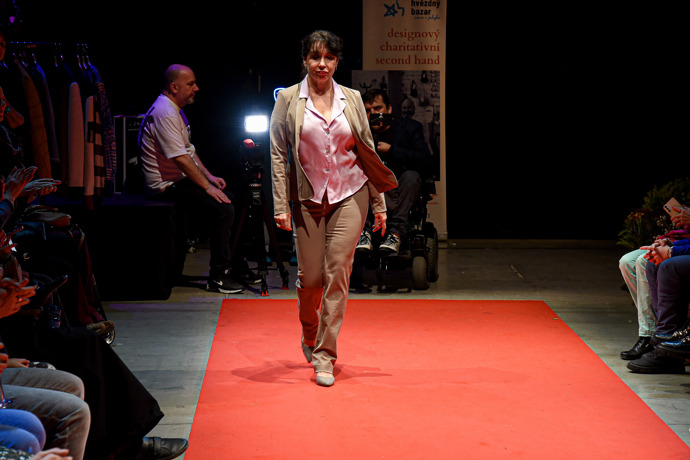 Herečka oblékla kalhotový kostým...