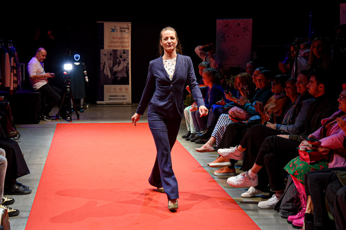 ...ale také nadčasový kalhotový kostýmek...