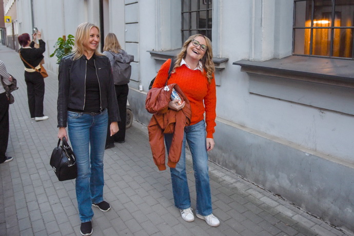 Dobrá nálada panovala i v civilu. A herečka Regina Řandová navíc ukázala, že módní trendy má v malíku. Oblékla totiž slušivý výrazně červený svetr, který je aktuálním hitem