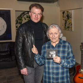 Václav Neckář přišel podpořit druhé řadové album známého herce a muzikanta Petra Baťka.