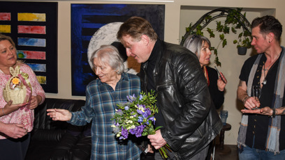 FOTO: Václav Neckář předal květinu a dárek.