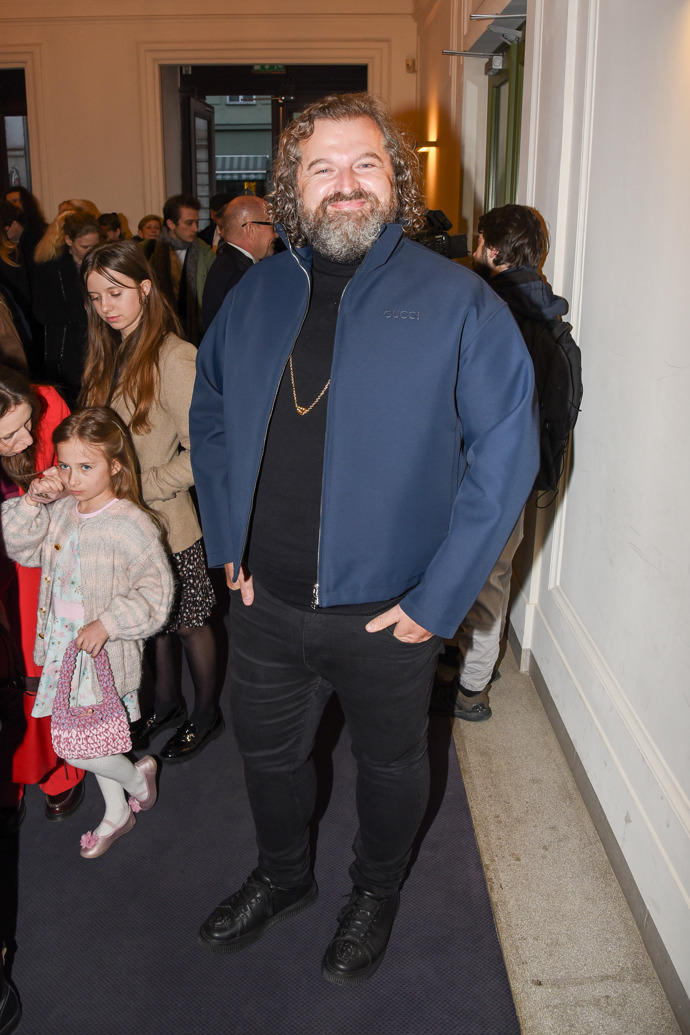 Josef Maršálek zůstal věrný svému stylu, a tak i na premiéru oblékl džíny, černý top a bomber. Ač je to outfit povedený a sluší mu, tak není vhodný na divadelní premiéru. 