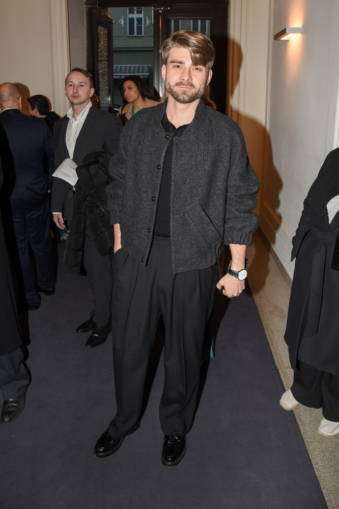 Marek Lambora vyrazil na premiéru ve společenských kalhotách, které maličko shodil volbou strukturovaného bomberu. Lehce to herci ubíralo na eleganci. 