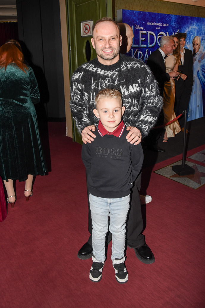 Stejně tak se na premiéru do divadla nehodí svetr s obřími nápisy značky. Možná se Marek Dědík, který dorazil se synem, posléze svlékl do košile. Přemluvit děti k výměně tenisek za společenské boty určitě není lehké, ale tady by to chtělo vyměnit i světlé kalhoty. 