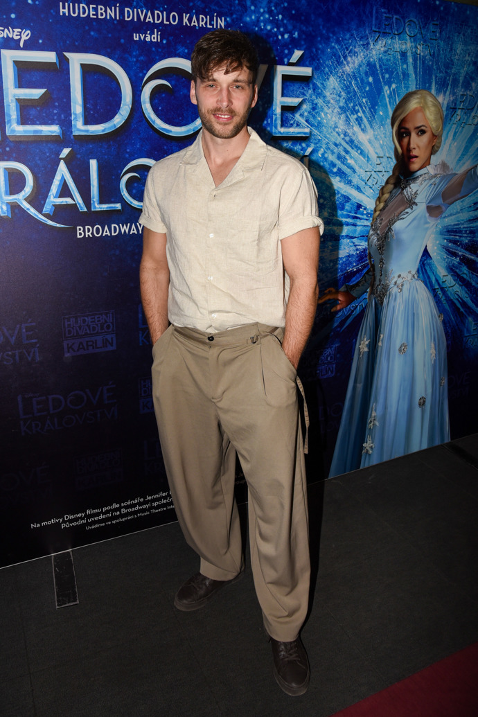 Elegance chyběla u Romana Tomeše, který oblékl světlý outfit, jenž se spíše hodí na denní párty v létě. Večerní akce sice nenařizují tmavé barvy, ale přímo světlá kombinace se zrovna na honosnou premiéru do divadla nehodí. 