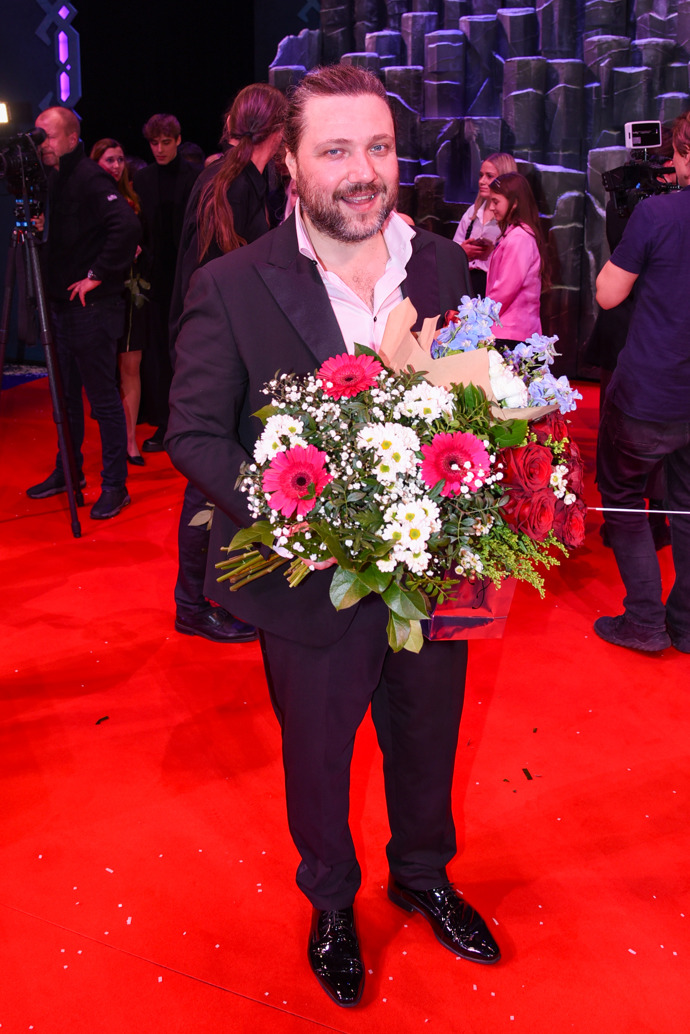 Dirigent Felix Slováček Jr. byl elegantní v obleku a po pro něj pracovní části večera už zvolil rozhalenku na košili. 