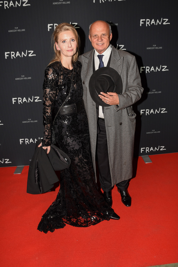 Michal Horáček doprovázel svoji choť v šedém kabátu a klasickém černém klobouku. 