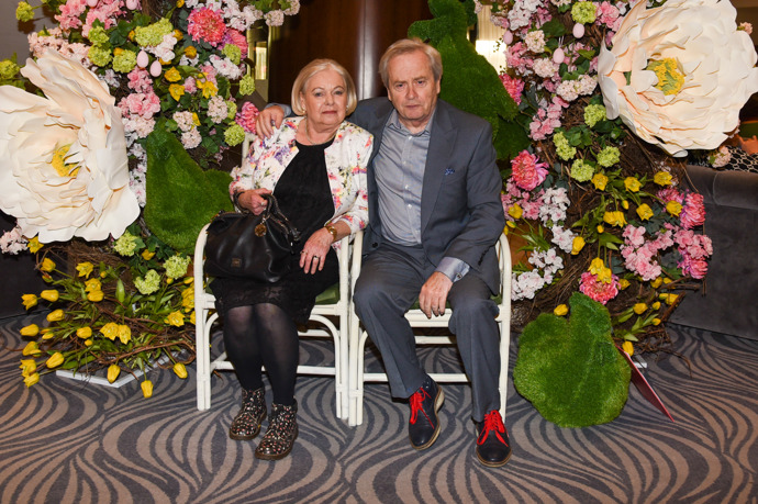 Přehlédnout nešlo výstřední rudé tkaničky, které Saša Hemala přidal ke svým polobotkám. 