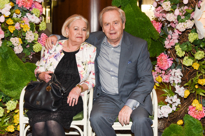 Saša Hemala s Vlastou pózovali fotografům před rozkvetlou fotostěnou.