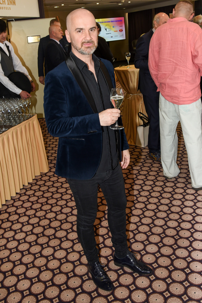 Zpěvák žertuje, že na manželské povinnosti doma potřebují diář. 