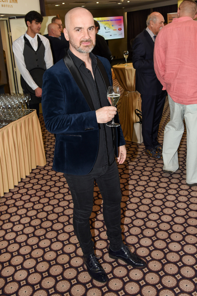 Igor Timko přišel v tmavě modrém sametovém saku. 