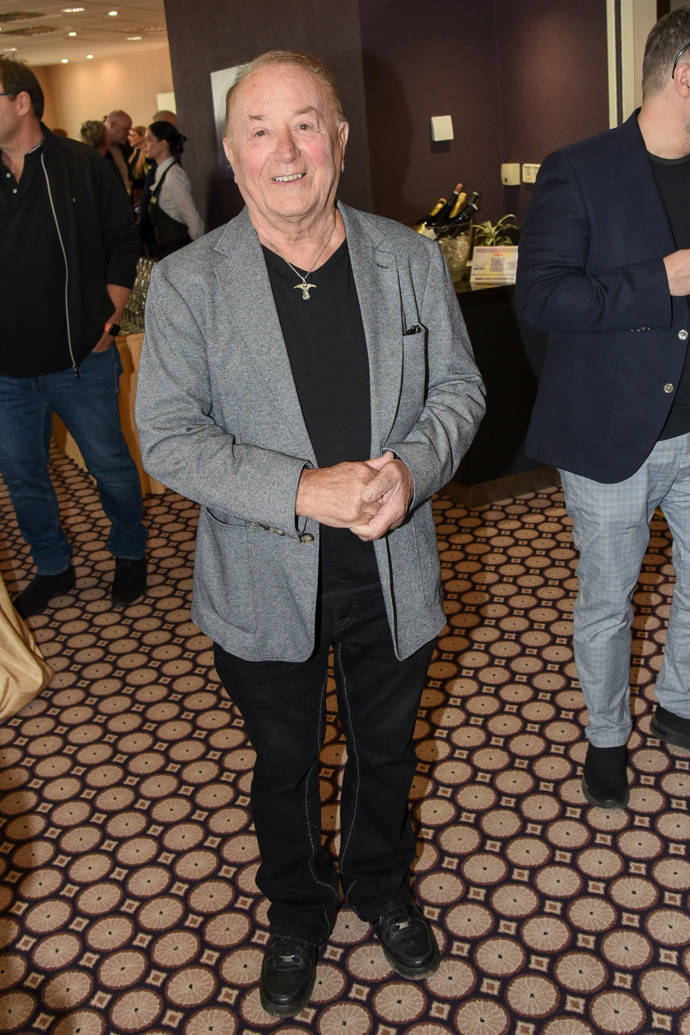 Petr Janda oblékl černý základ a světle šedé sako. 