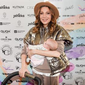 Olga Lounová dorazila s dcerou. 