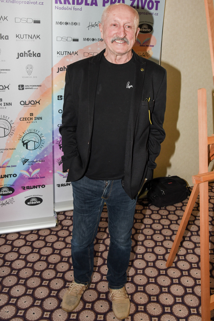 Oldřich Navrátil oblékl džíny, černé tričko a černé sako. 