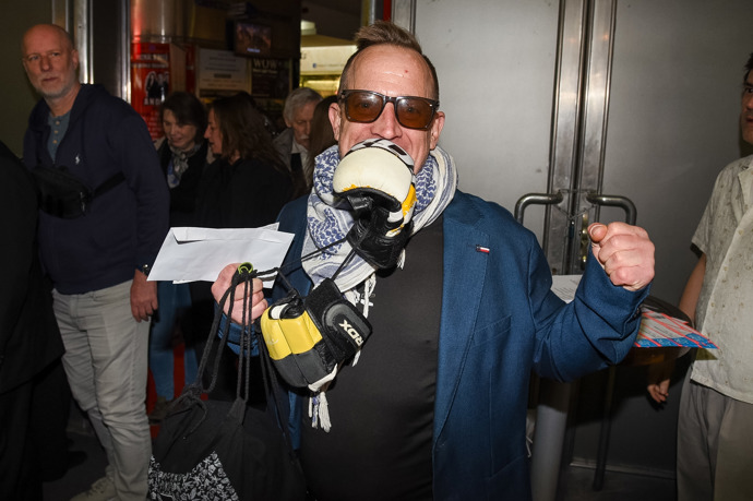 Do společnosti vyrazil rovnou z boxerského tréninku.