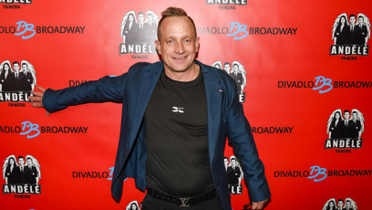 FOTO: Na slavnostní večer plný hitů z devadesátých let dorazil ve velmi dobré náladě.