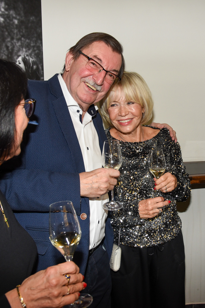 Herečka na premiéře zářila nejen díky oblečení, ale i úsměvu.