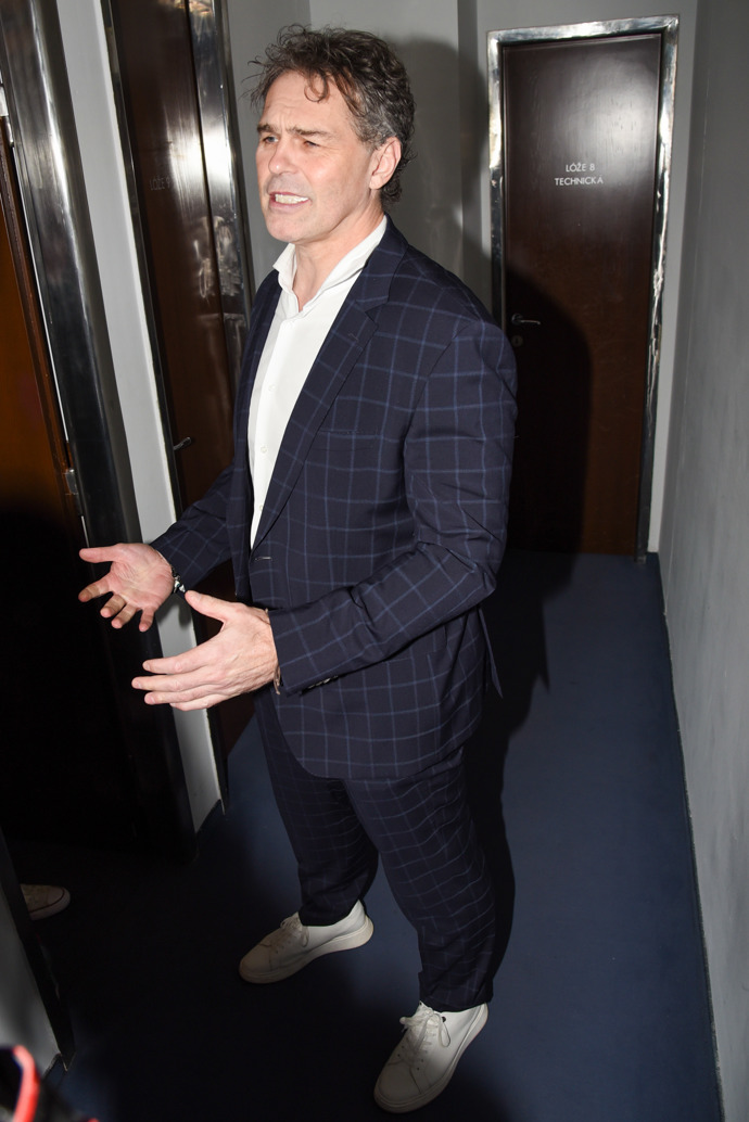 Zprostředkovaně alespoň víme, že k elegantnímu károvanému saku nazul bílé tenisky. 