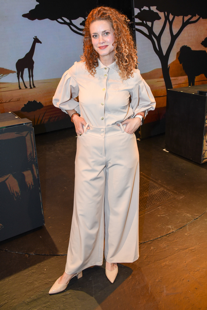 Kateřina Pechová oblékla světle šedý overal s širokými kalhotami a doplnila ho tělovými lodičkami s uzavřenou špičkou. 