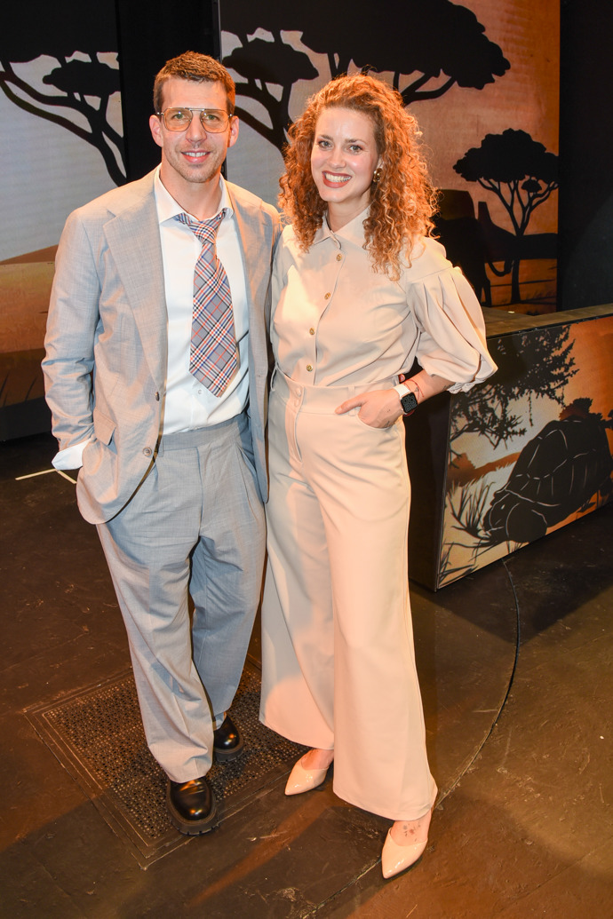 Manžel Kateřiny Peter Pecha oblékl světle šedý oblek s bílou košilí a širokou kravatou. 