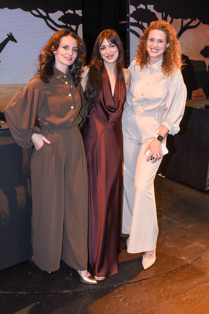 Premiéru si nenechala ujít ani Markéta Procházková v tmavě hnědém overalu s dlouhým rukávem. 