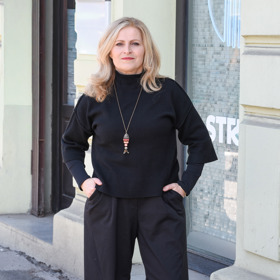 První outfit Evy Leinweberové byl sice ležérní, ale herečka vsadila jak na zajímavé střihy, tak i barevné akcenty.