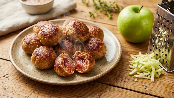 Tajemství nejšťavnatějších karbanátků: Do mletého masa nastrouhejte jablko 