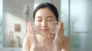 Sbohem ucpané póry a zašedlá tvář: Tajný trik Japonek s obyčejnou perlivou minerálkou vás okamžitě rozzáří