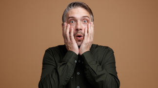 šokovaný starší muž překvapený facepalm