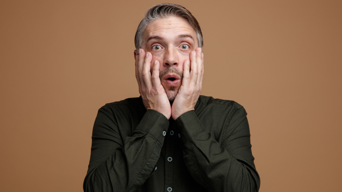 šokovaný starší muž překvapený facepalm