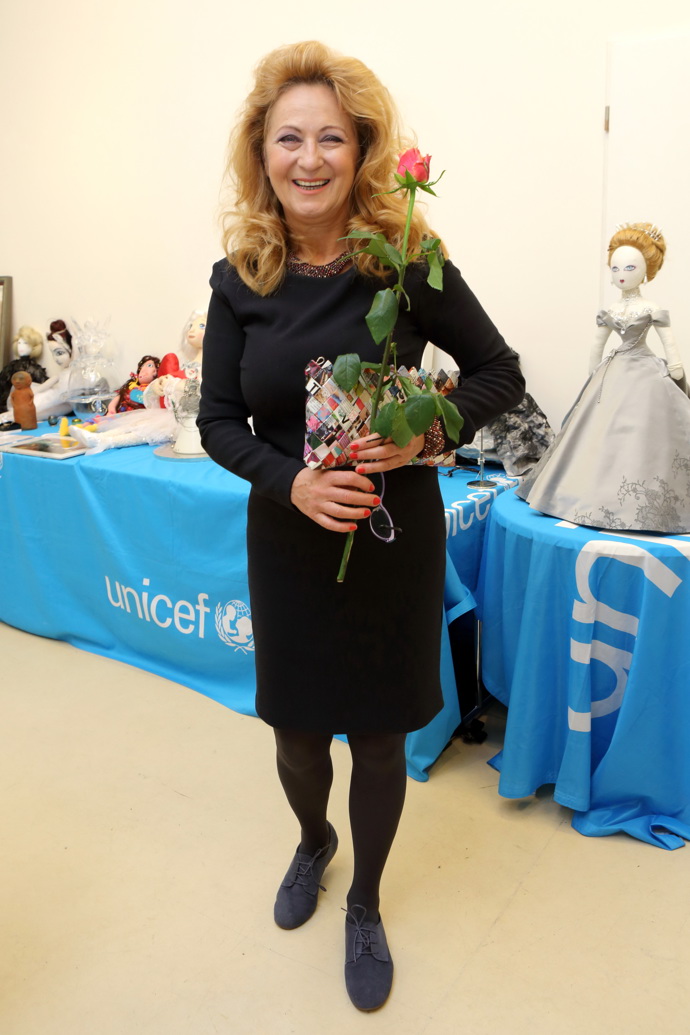 Když už Simona Stašová vynese černou, nikdy nejde o nudný look. V tomto případě herečka sáhla po modré obvui...