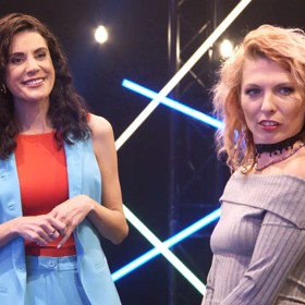 Lucka si během výběru všímá hrudníků a líbí se jí na klucích barevné vlasy. 