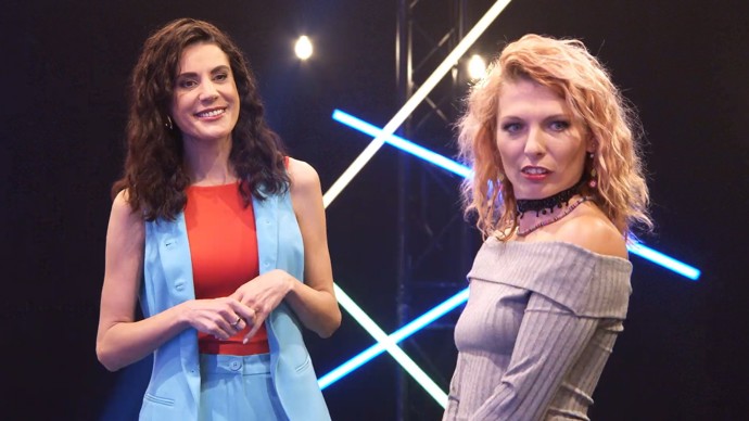 Lucka si během výběru všímá hrudníků a líbí se jí na klucích barevné vlasy. 