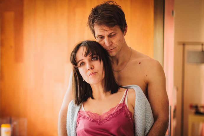 Šestidílná série s názvem Monyová bude brzy k vidění v televizi. Spisovatelku Simonu Monyovou ztvárnila herečka Tereza Ramba, jejího manžela herec Igor Orozovič.