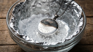 Vyložte dno misky kouskem alobalu a přisypte lžíci soli: Tato slaná lázeň vytáhne ze stříbra veškerou čerň dřív, než stačíte zamíchat lžící