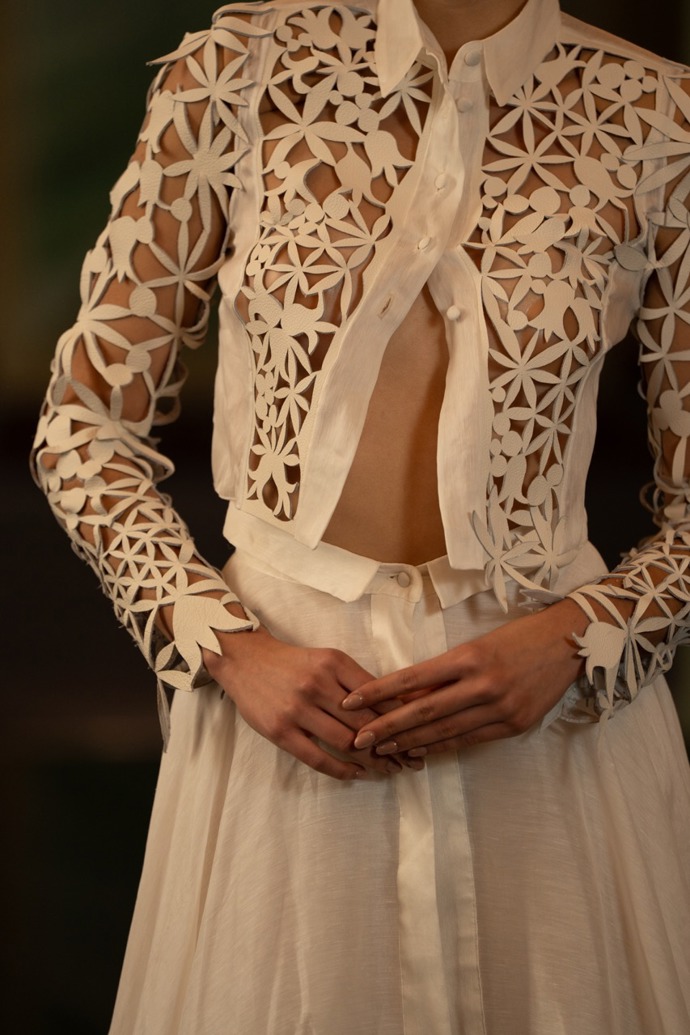 Značka se vyznačuje propojením tradičního řemesla s odvážným moderním přístupem.