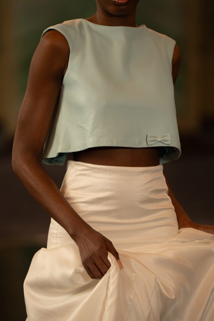 Návrhářky nezapomněly ani na trendy ženské prvky v podobě mašliček.