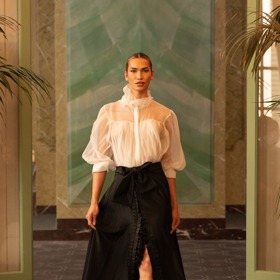 Nechyběla tradiční černobílá kombinace v moderním hávu.